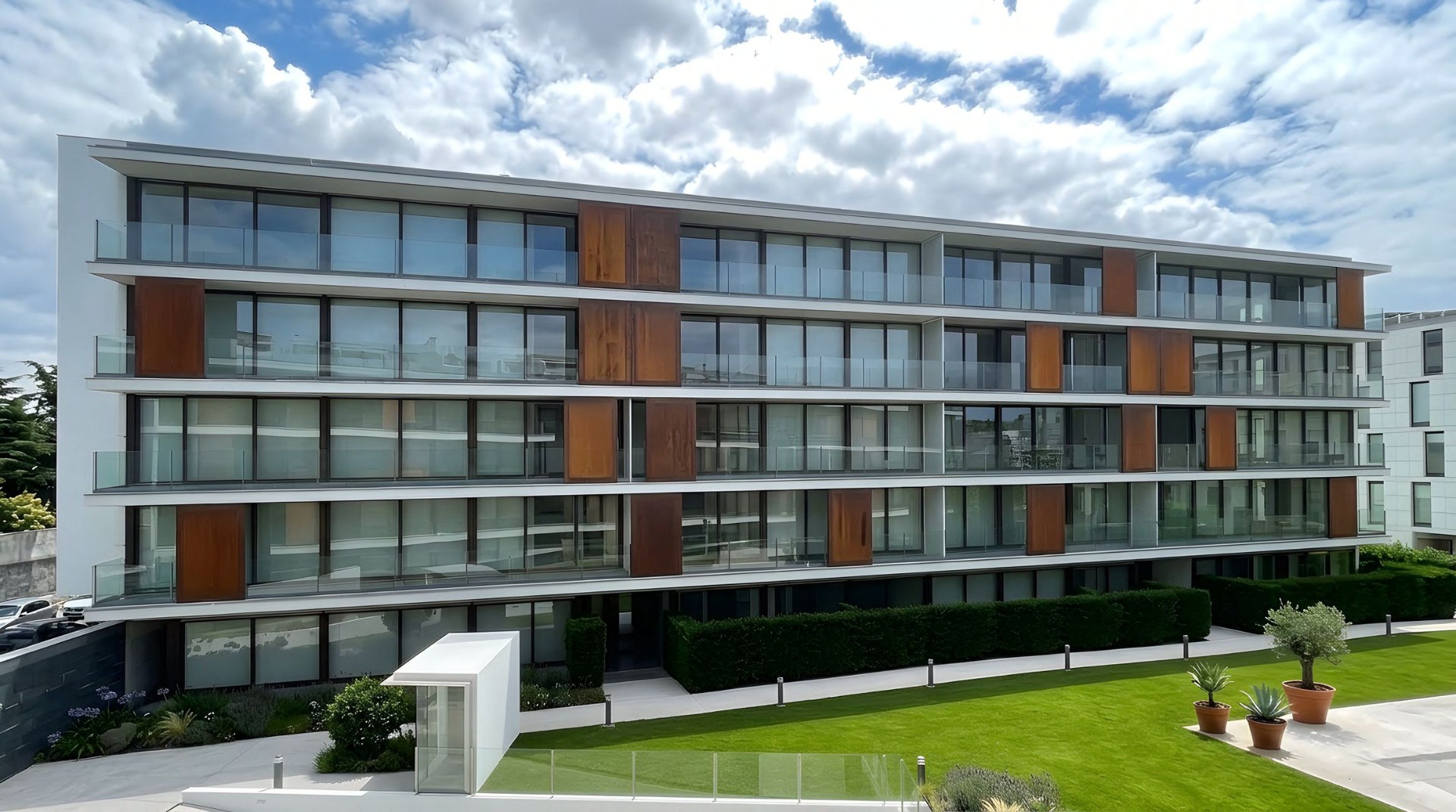 Varanda exterior do Guerra Junqueiro Residence com vista para os jardins privados do condomínio na Boavista